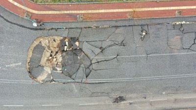 Eyyübiye’de sel nedeniyle çöken yol trafiğe kapatıldı
