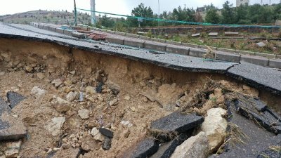 Eyyübiye’de sel nedeniyle çöken yol trafiğe kapatıldı