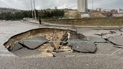 Eyyübiye’de sel nedeniyle çöken yol trafiğe kapatıldı