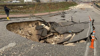Eyyübiye’de sel nedeniyle çöken yol trafiğe kapatıldı