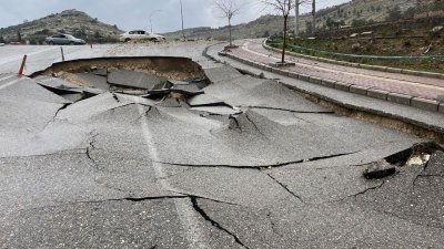 Eyyübiye’de sel nedeniyle çöken yol trafiğe kapatıldı