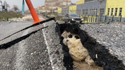 Eyyübiye’de sel nedeniyle çöken yol trafiğe kapatıldı