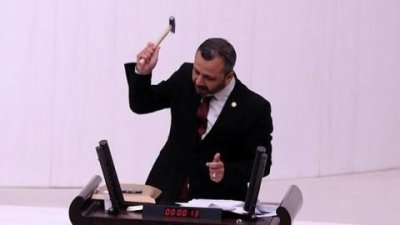Çekiçle telefonu kırarak sansür yasasını protesto eden CHP'li isime dava