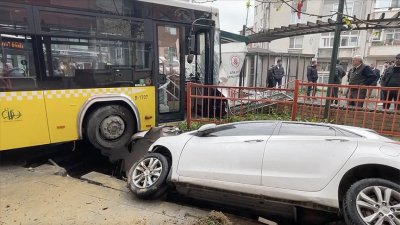 İstanbul Kağıthane'de korku dolu anlar! İETT otobüsü park halindeki otomobile çarptı